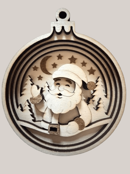 Boule de Noël Père Noël en bois naturel, décor hivernal avec le Père Noël en relief, ornement pour sapin ou table.