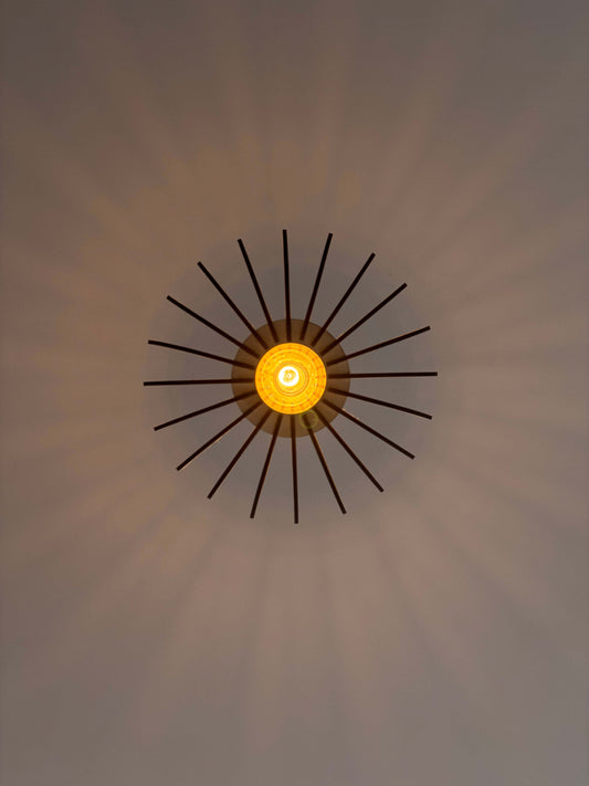 lustre sphère en bois avec un design minimaliste illuminant un plafond.