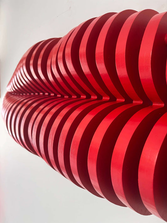 Bouche paramétrique en bois, design mural moderne avec formes géométriques en relief.