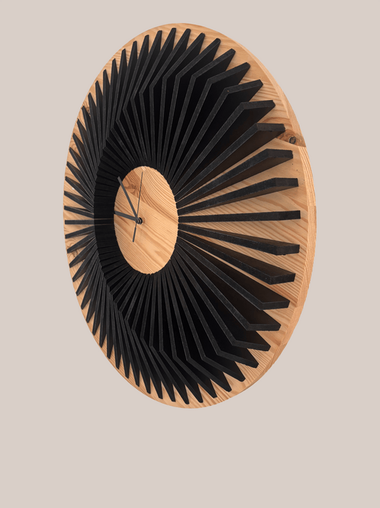 Horloge en bois avec fond brut au design minimaliste et élégant, signée Nartdesign.