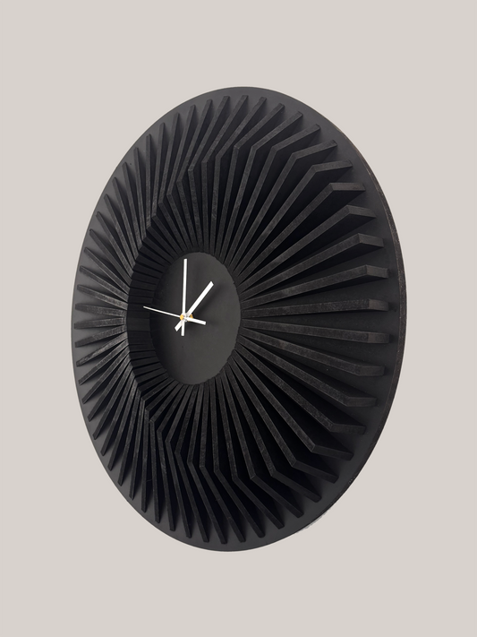 Horloge en bois moderne unicolore avec design minimaliste chic et lignes épurées.