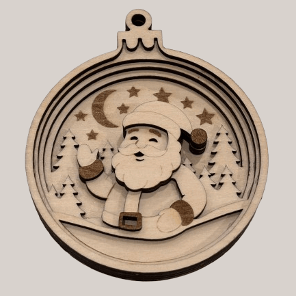 Boule de Noël représentant le Père Noël en bois naturel, parfaite pour la décoration festive.