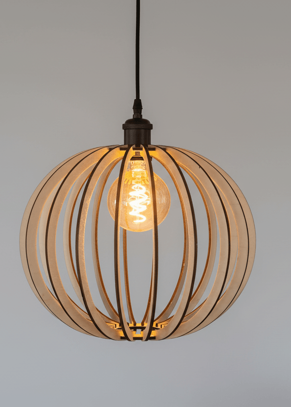 Lustre Sphère en Bois – Luminaire Artisanal avec lattes fines en bois prolongeant une ampoule centrale.