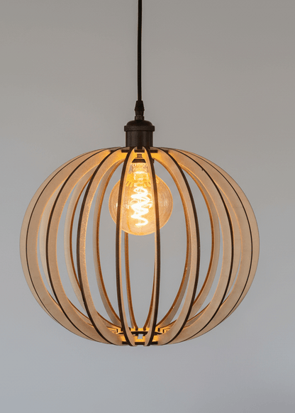 Lustre Sphère en Bois – Luminaire Artisanal avec lattes fines en bois prolongeant une ampoule centrale.