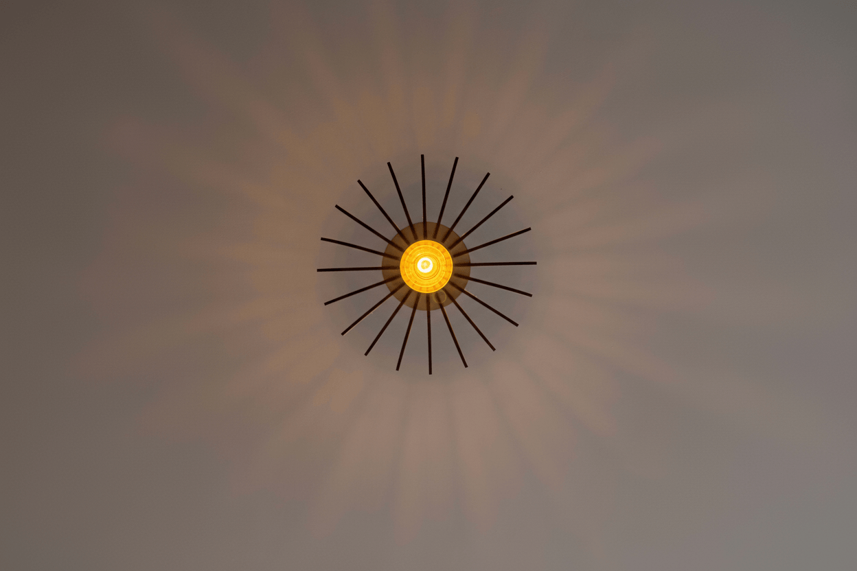 Lustre en Bois Nartdesign avec lumière douce projetant des motifs sur mur.
