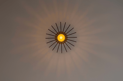 Lustre en Bois Nartdesign avec lumière douce projetant des motifs sur mur.