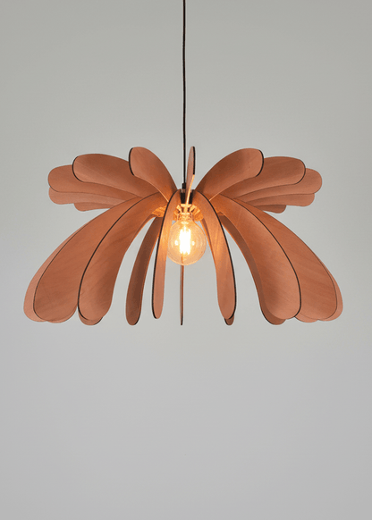 Lustre Fleur en bois avec des pétales organiques autour d'une ampoule centrale.