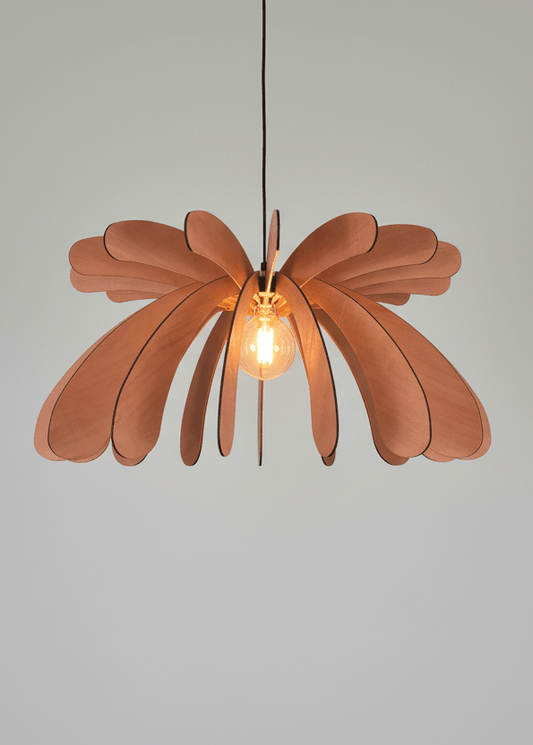 Lustre Fleur en bois avec des pétales organiques autour d'une ampoule centrale.