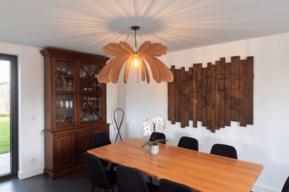 Lustre Fleur en bois, conçue par Nartdesign, illuminant une salle à manger moderne.