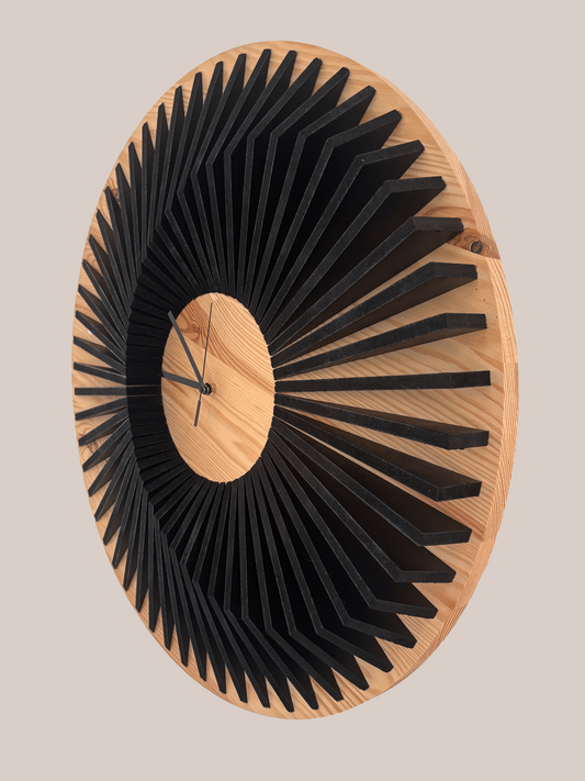 Horloge murale en bois brut avec design géométrique élégant et aiguilles contrastantes.