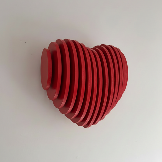 Sculpture Murale en Bois Cœur Paramétrique en bois rouge, œuvre Nartdesign avec des tranches empilées.