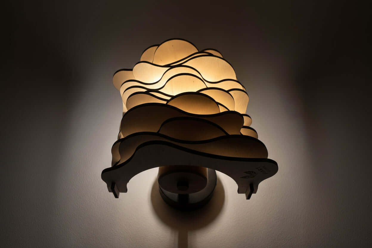 Applique Murale Vague en Bois, artisanale, avec courbes ondulées, projetant une lumière douce et des ombres sur le mur.