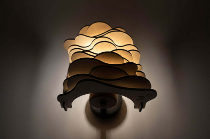 Applique Murale Vague en Bois, artisanale, avec courbes ondulées, projetant une lumière douce et des ombres sur le mur.