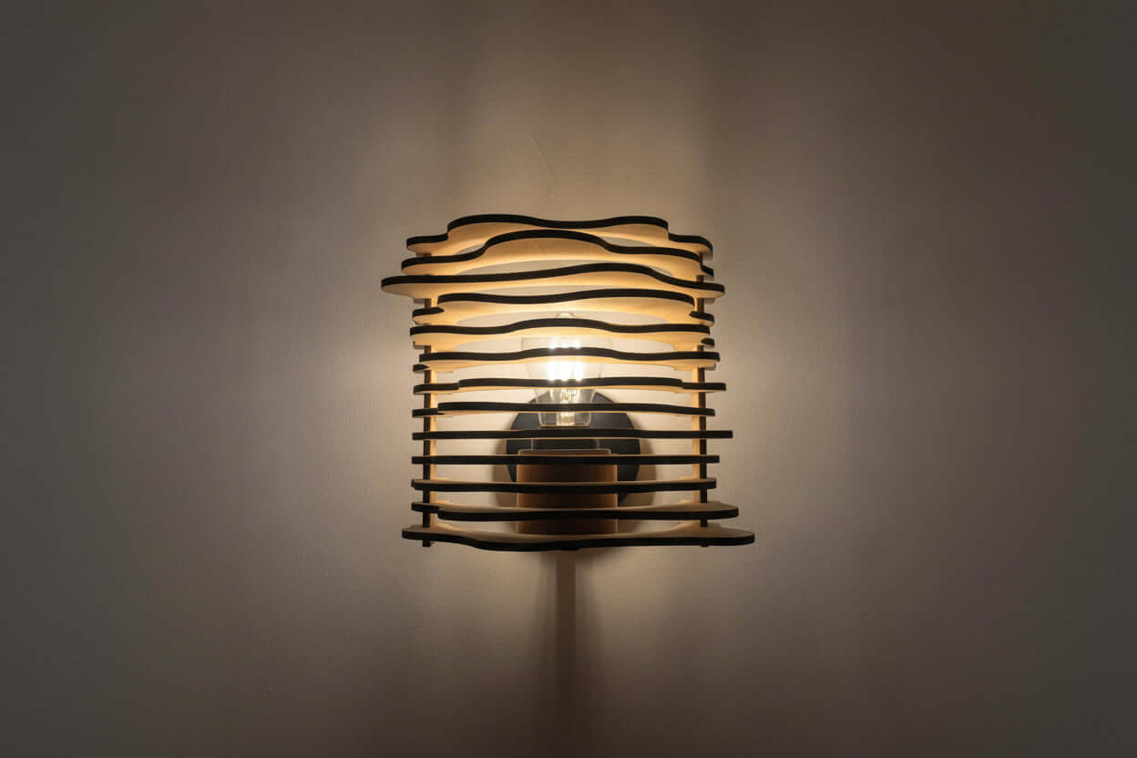 Applique en bois Vague, luminaire artisanal avec lumière douce et ombres sur les murs.