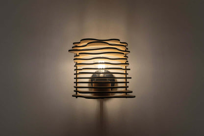 Applique en bois Vague, luminaire artisanal avec lumière douce et ombres sur les murs.