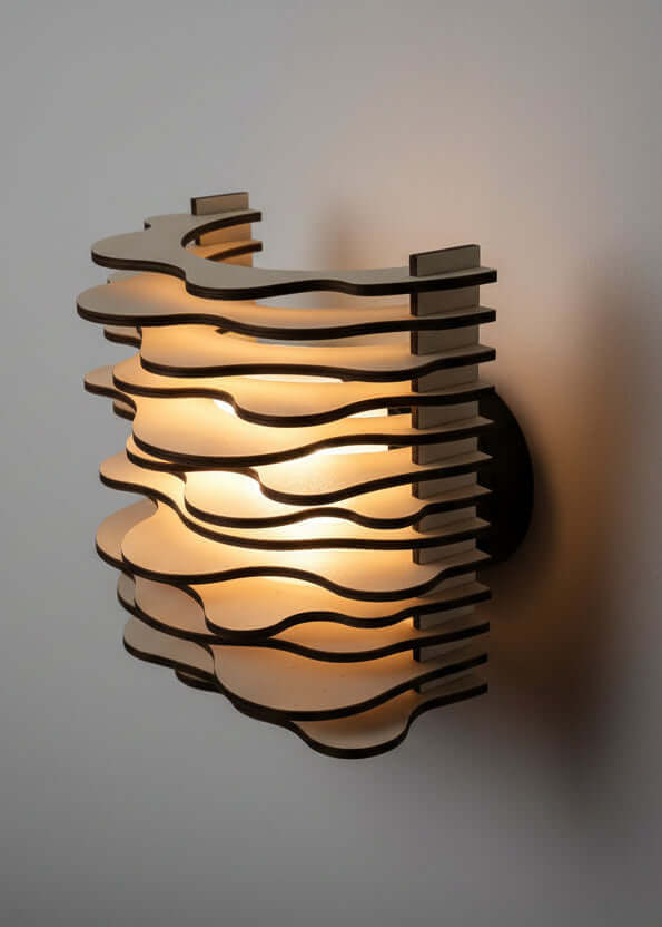 Applique en bois Vague, luminaire artisanal créant des jeux d'ombres sur mur, design élégant et contemporain.