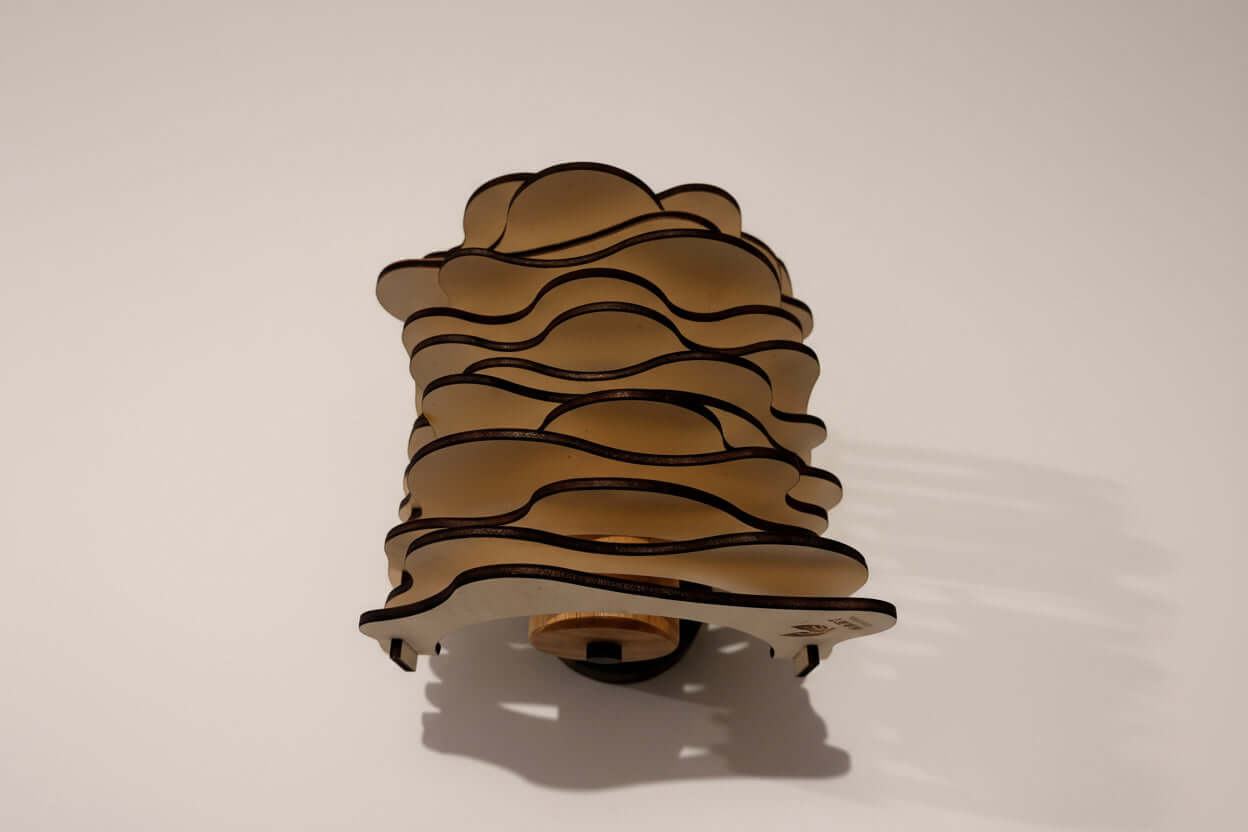 Applique en bois Vague, luminaire artisanal avec courbes ondulées, jeux de lumière et d'ombres.